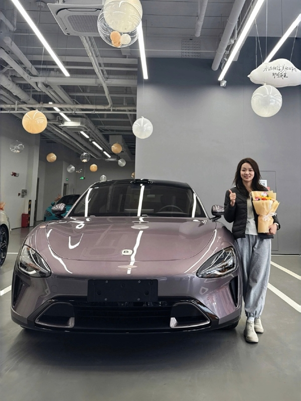第10萬臺小米SU7車主亮相：又一大長腿美女