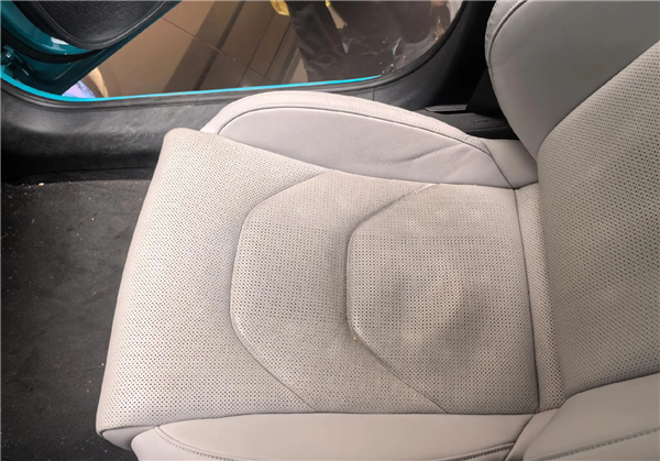 小米SU7看車如潮！試駕車座椅都被坐包漿了 發黑脫皮