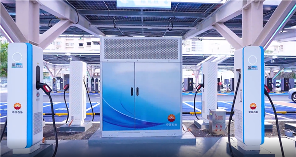 華為600kW液冷超充樁加持！中石油首座“超級充電+便利店”示范站投運