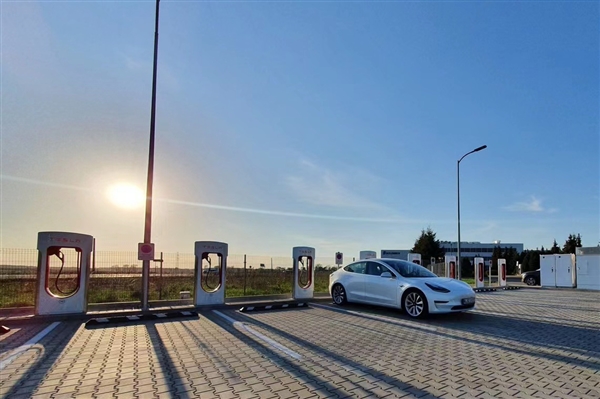 國家能源局回應新能源車高速公路充電難：為何一個服務區只有兩三個充電樁