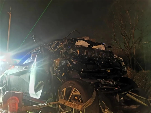 高速上錯過出口直接倒車 下一秒三廂車變兩廂車