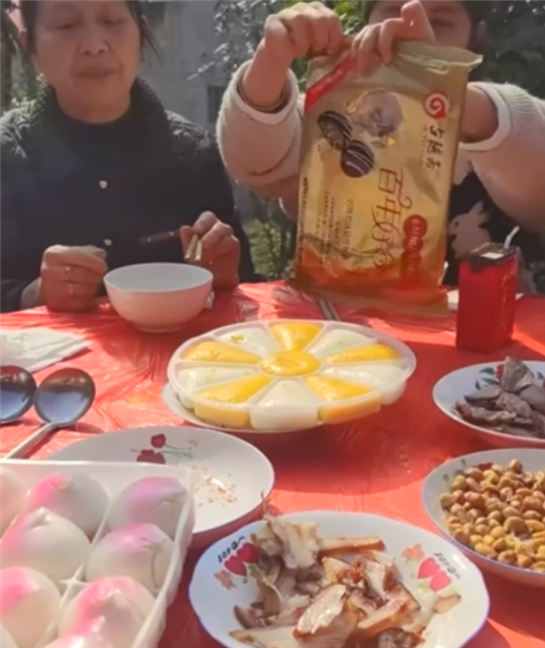 男子吃席發(fā)現(xiàn)村里開(kāi)始上預(yù)制菜：直接給包裝袋 還得自己拆開(kāi)
