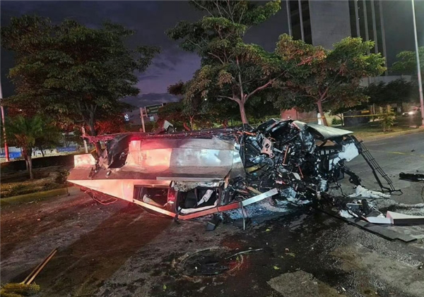 特斯拉Cybertruck遭遇嚴(yán)重事故完全撞變形：車內(nèi)人員幸存