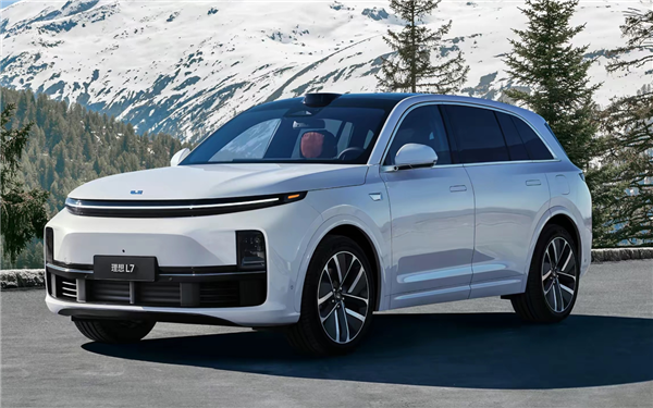 網(wǎng)紅實(shí)測(cè)理想L7追尾半掛車：A柱挺住了 沒斷