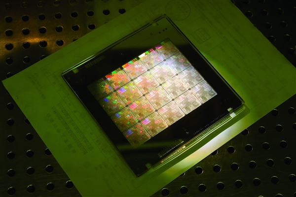 男子開改裝車進(jìn)境被查！發(fā)動機(jī)竟藏780個CPU：價值超百萬