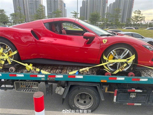 法拉利車主體驗(yàn)深中通道 結(jié)果堵到發(fā)動機(jī)過熱報(bào)警被拖走