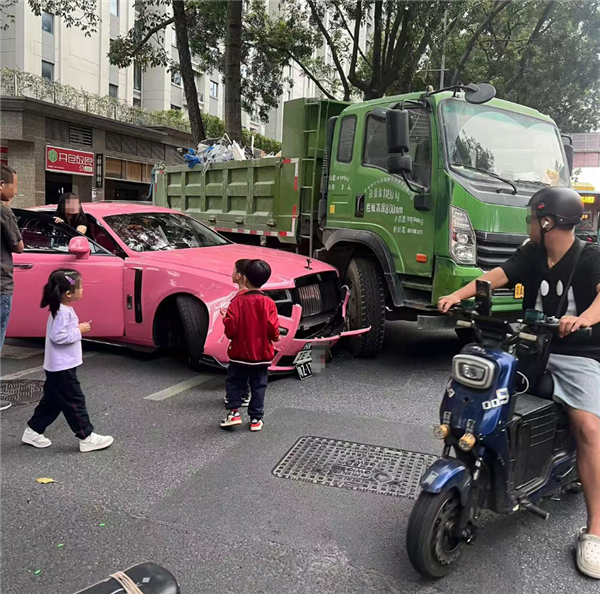 撞勞斯萊斯貨車司機兒子發聲：奔馳車是自己創業買的 沒想過裝窮不賠